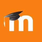 logo Moodle - biała litera M z kapeluszem magisterskim
